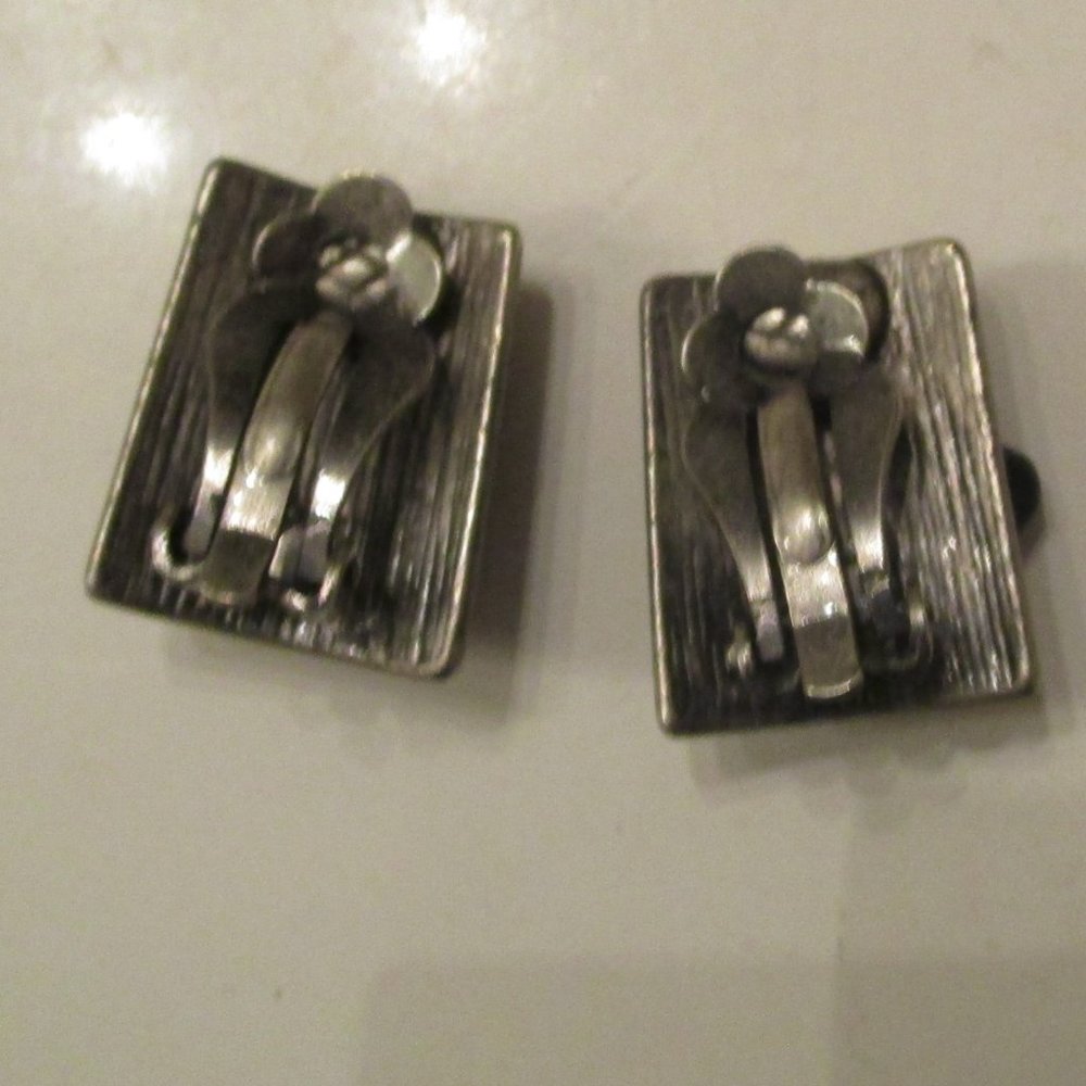 Vintage women's clip earrings, faux black onyx in silvertone - Picture 2 of 2
